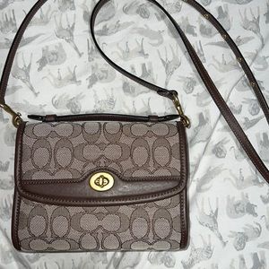 Small coach bag LOOKING TO SELL QUICK